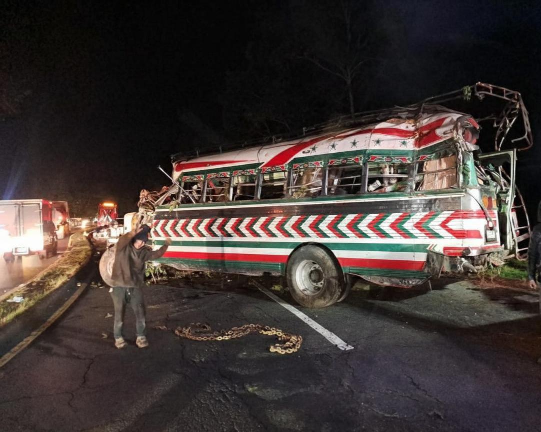 Se fue a un barranco: al menos 15 muertos en accidente de bus en Guatemala