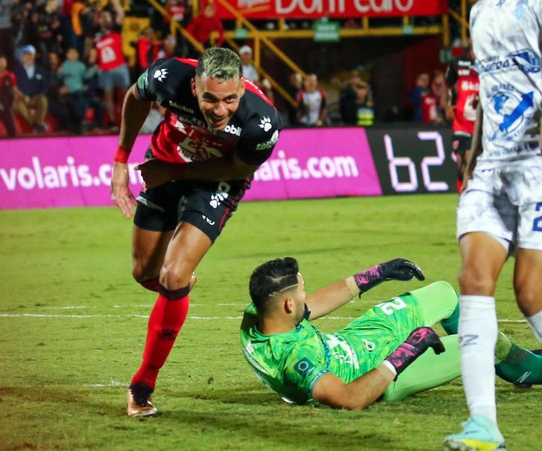 Ángel Tejeda corre a celebrar su primer gol con el Alajuelense.