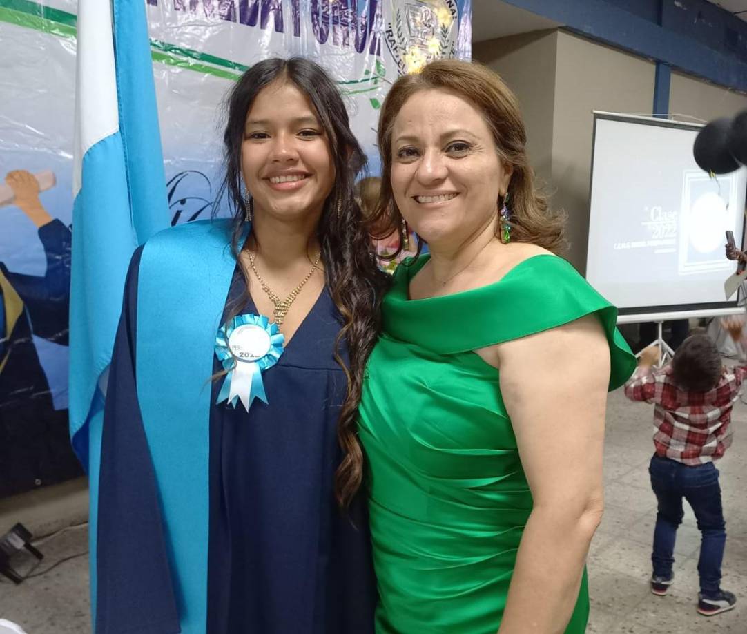 La directora junto a una estudiantes que egresó del Instituto Rafael Pineda Ponce.