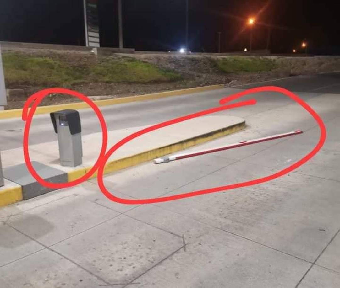 Cámaras de seguridad captaron la brusca salida de Chávez en su carro, arrancando, incluso, una de las trancas de salida del aeropuerto Palmerola. 