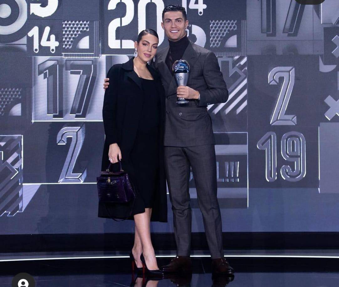 Cabe señalar que hasta el momento ni la modelo ni el futbolista se han manifestado al respecto ante la polémica generada en redes sociales tras el estreno de la serie ‘Soy Georgina’ que relata en seis capítulos los secretos más íntimos de la argentina.