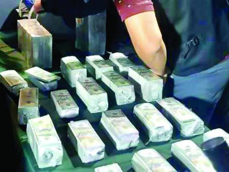 Agentes de Dipampco han decomisado dólares falsos que estafadores han entregado en cajas fuertes a pequeños empresarios hondureños.