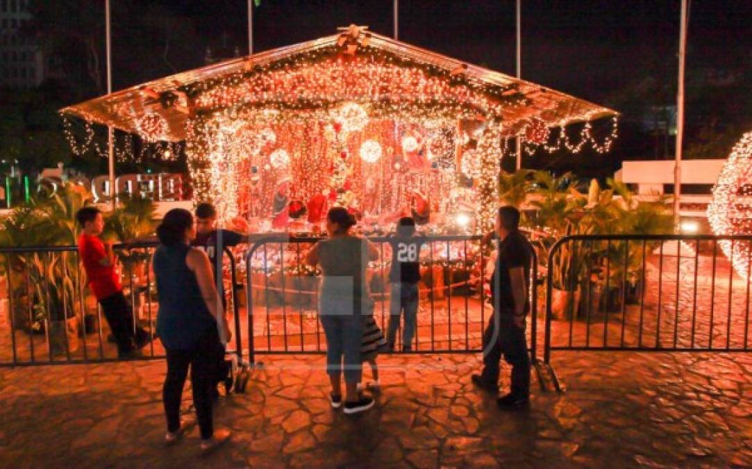 Las personas que visitan el parque central de San Pedro Sula ya pueden disfrutar de un ambiente colorido y navideño. <br/>