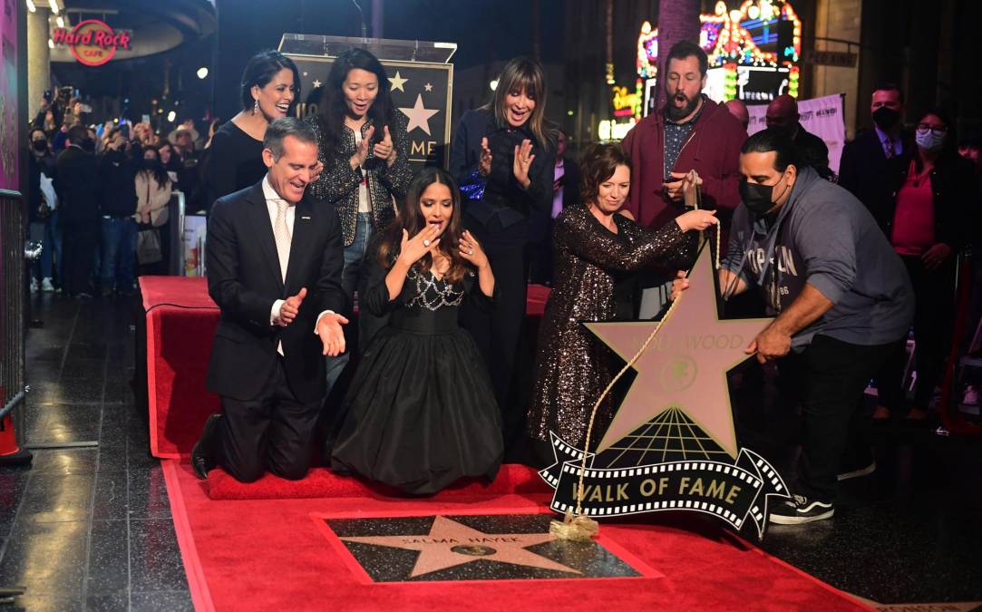 Salma Hayek descubrió anoche su estrella en el Paseo de la Fama de Hollywood en Los Ángeles (EE.UU.) y dedicó este honor a los fans que, a lo largo de las décadas, le dieron “valor” para seguir sus sueños y triunfar en el cine estadounidense.