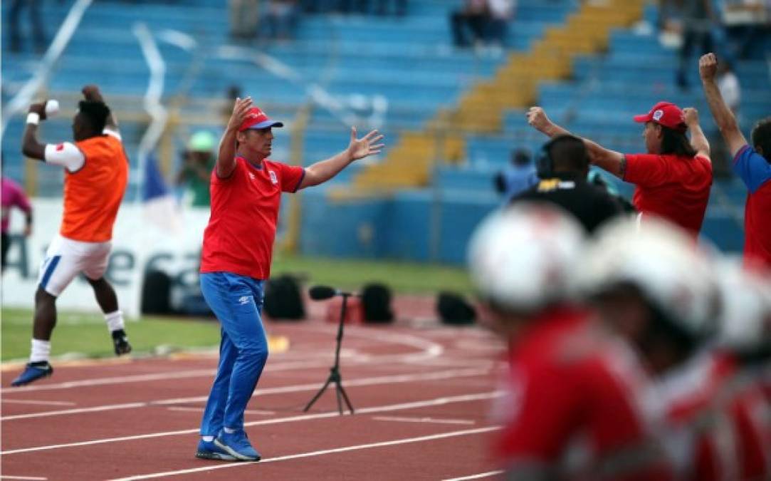 Pedro Troglio celebrando el gol de Jorge Benguché con su cuerpo técnico.