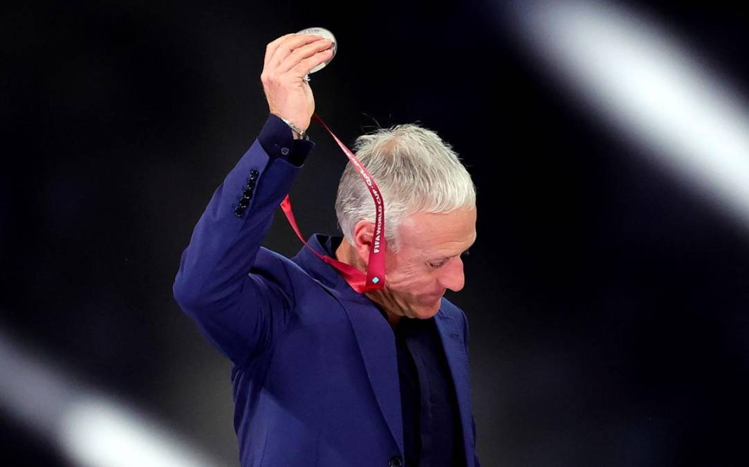 El seleccionador de Francia, Didier Deschamps, protagonizó un feo gesto al quitarse la medalla de subcampeón del mundo.