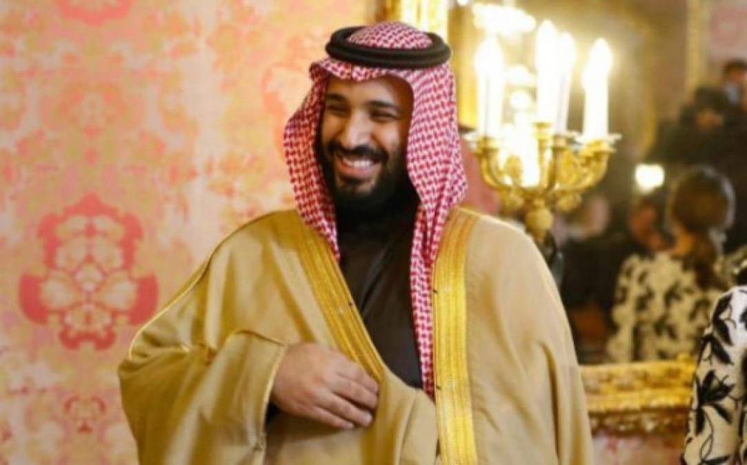 Por línea de sucesión, Mohamed no era el destinado a ocupar el trono. Pero terminó ocupando este puesto por ser el hijo favorito del rey Salman bin Adbul Aziz al Sadud, que reestructuró la línea de sucesión para poder nombrarle su heredero.