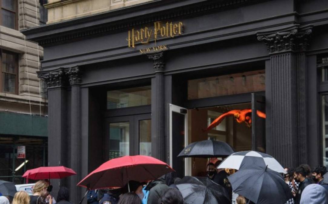 Con túnicas de Hogwarts y sombreros de brujos, cientos de Potterfanáticos bebieron cerveza de mantequilla y posaron para fotos en los zapatos gigantes de Hagrid durante la esperada apertura de la tienda de Harry Potter el jueves en Nueva York. Fotos: AFP