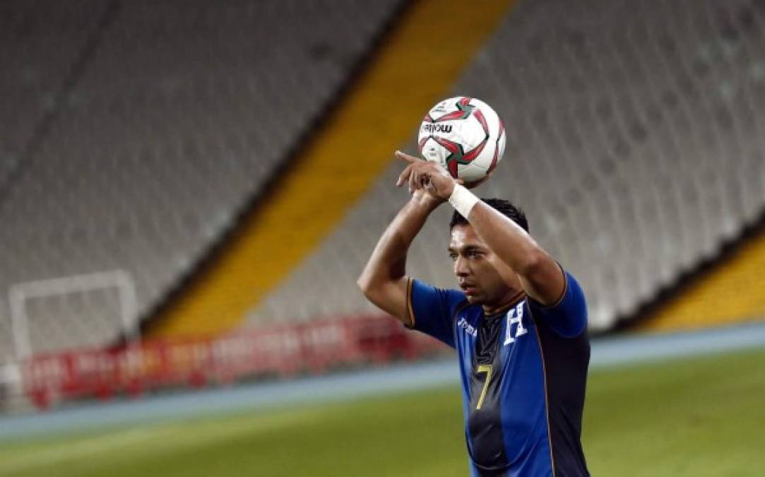 Emilio Izaguirre realizó un saque de banda durante el partido. Foto AFP