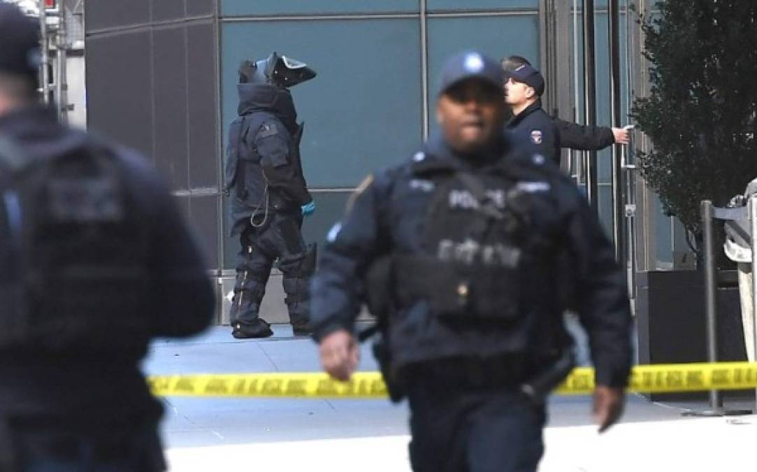 Un escuadrón anti bombas trasladó a un centro de pruebas el artefacto potencialmente explosivo que fue enviado al edificio Time Warner, sede del canal CNN, y que obligó a desalojar a sus empleados.
