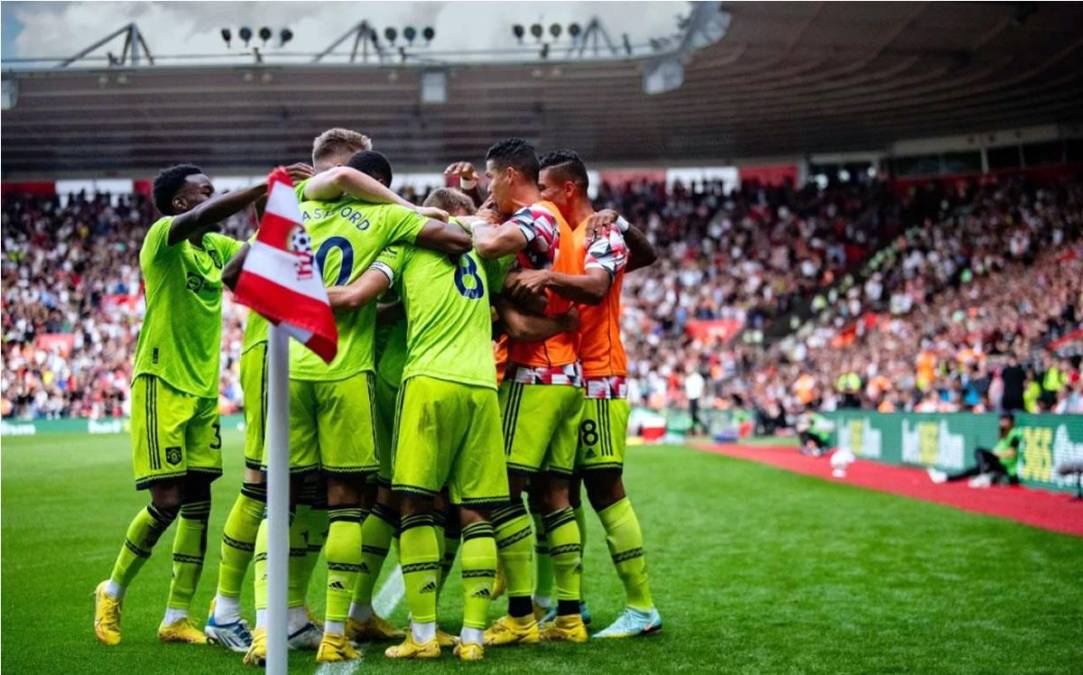 Casemiro también se unió al festejo de los jugadores del Manchester United tras el gol de Bruno Fernandes.