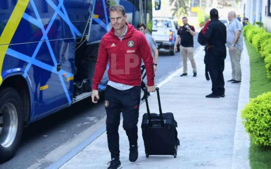 El holandés Frank de Boer es el entrenador del Atlanta United y se mostró con un semblante serio al ver la prensa deportiva. En su etapa como futbolista destacó en el FC Barcelona.