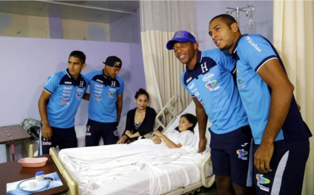 Ver la alegría de los niños de la Fundación Ruth Paz cuando observaron que los jugadores de la Selección de Honduras llegaban a sus camas fue impresionante. Algunos se encontraban dormidos y otros aprovecharon para sacarse fotos.