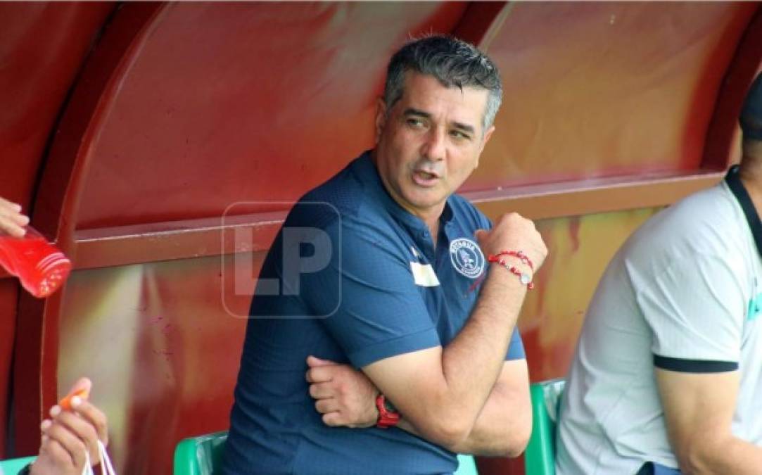 Diego Vázquez en el banquillo del Motagua en Tocoa dialogando con su staff técnico.