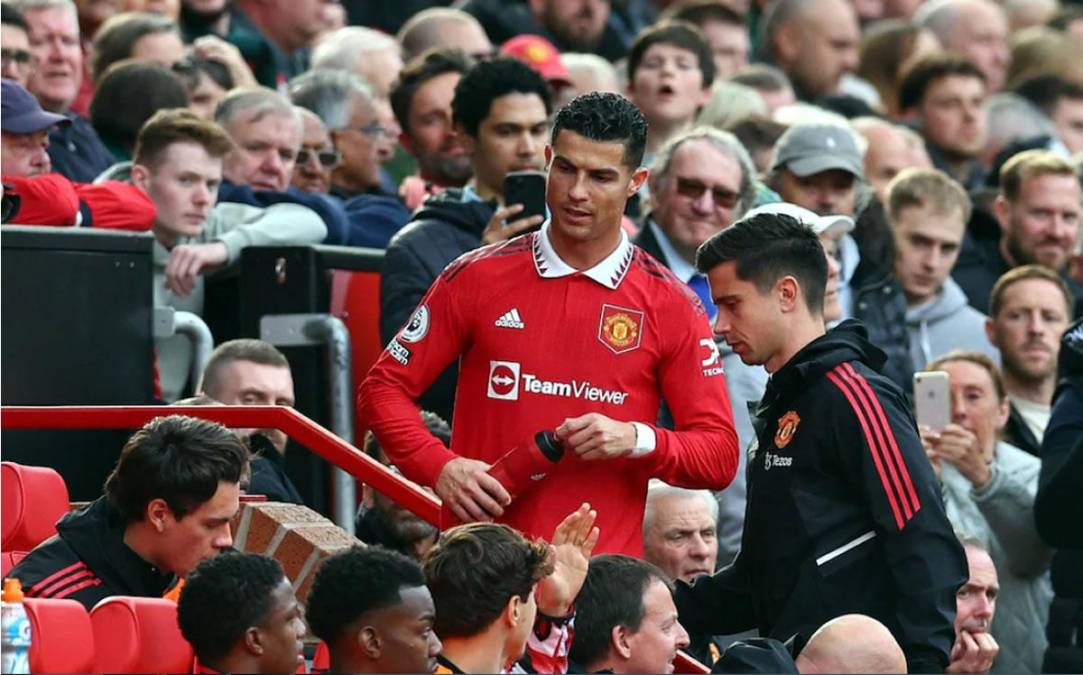 Cristiano Ronaldo se fue a ubicar al banquillo maldiciendo en portugués y muy enfadado.