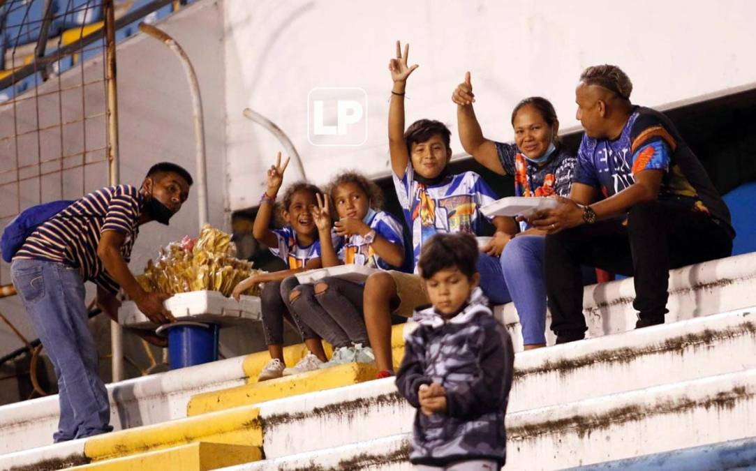 Las tajadas con repollo no faltaron en las gradas del estadio Olímpico.