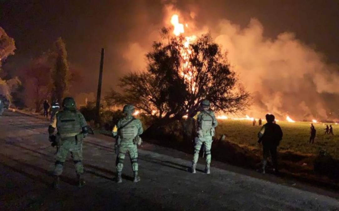 'Por desgracia vi la explosión, me acerqué a ayudarle a bastante gente', dice Fernando García, vecino de la zona de 47 años. 'Me tocó hacer a un lado pedazos de personas que ya estaban desechas', agrega.