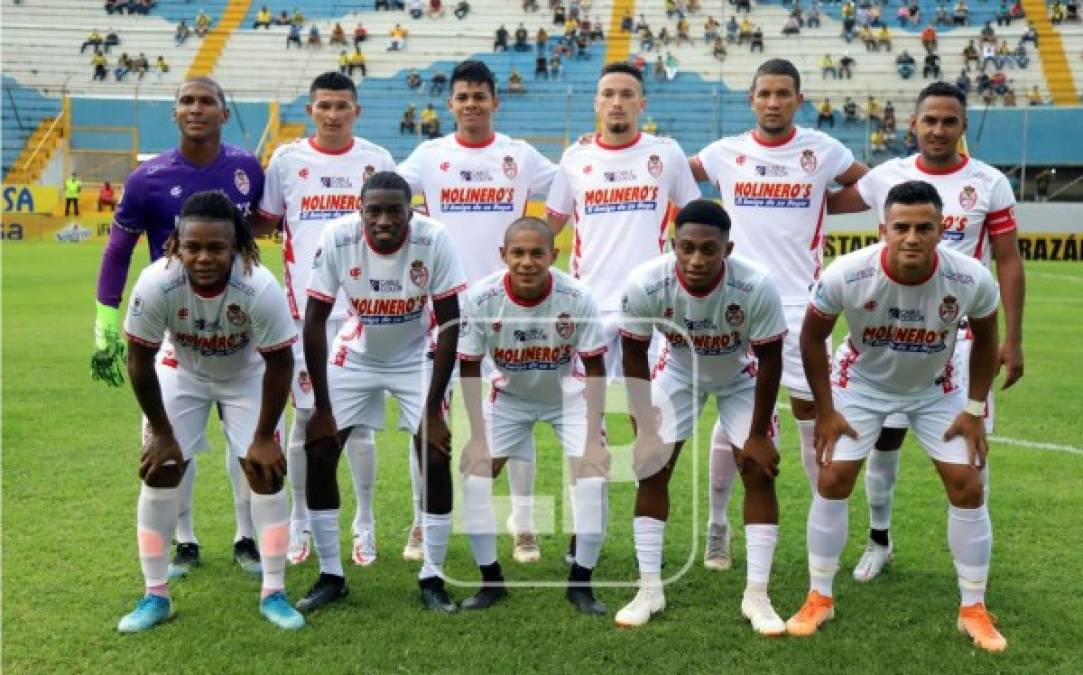 El 11 titular de la Real Sociedad posando antes de enfrentar al Real España.