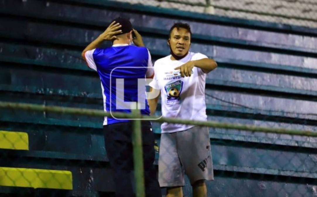 El exjugador Julio César 'Rambo' de León estuvo también en las gradas del estadio porteño viendo a su amado Platense.