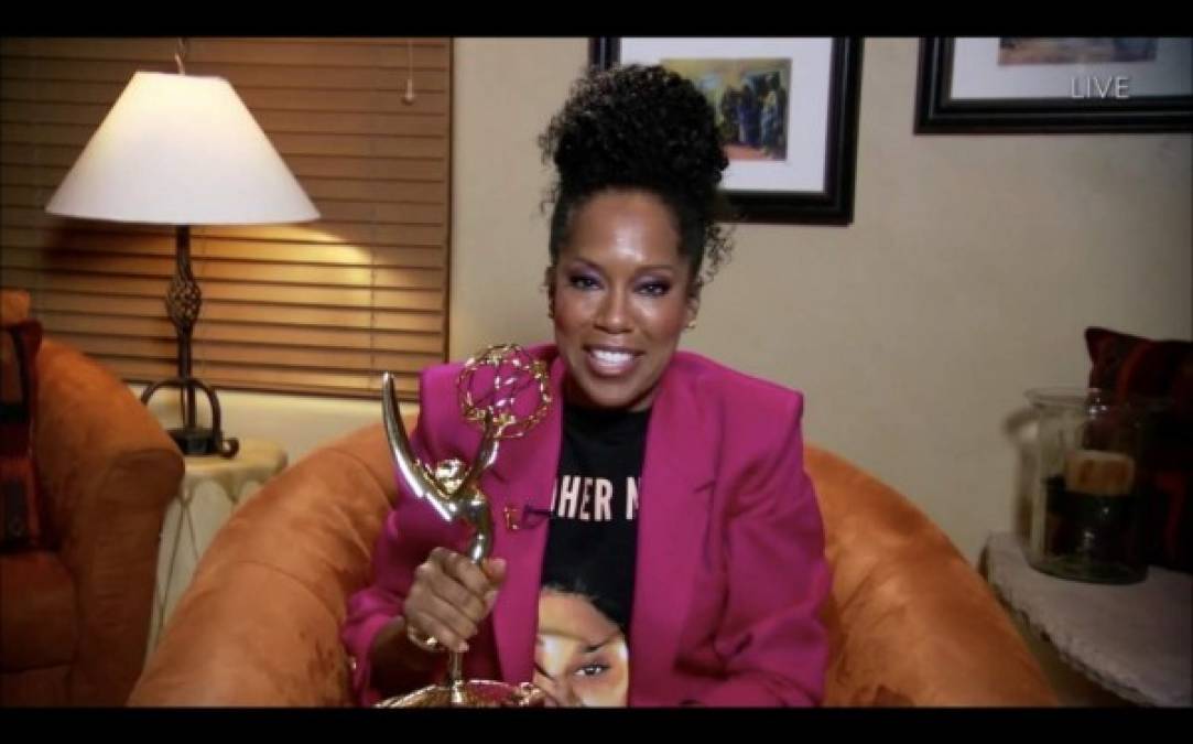 Regina King logró su cuarta estatuilla en cinco años, la estrella triunfó como mejor actriz en una miniserie por su trabajo en 'Watchmen'. <br/>Regina lució una camiseta con el rostro de Breonna Taylor, una joven afroamericana que falleció en un tiroteo el 13 de marzo de 2020. 'Tengan claro que su voto cuenta en las próximas elecciones', enfatizó King.