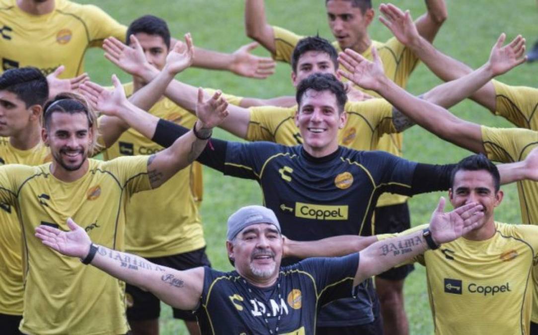 El primer entrenamiento de Maradona con Dorados se dio la semana pasada y fue abierto al público, asistieron unos 500 aficionados de Dorados. El astro argentino inmediatamente le ha exigido a su club varias peticiones.