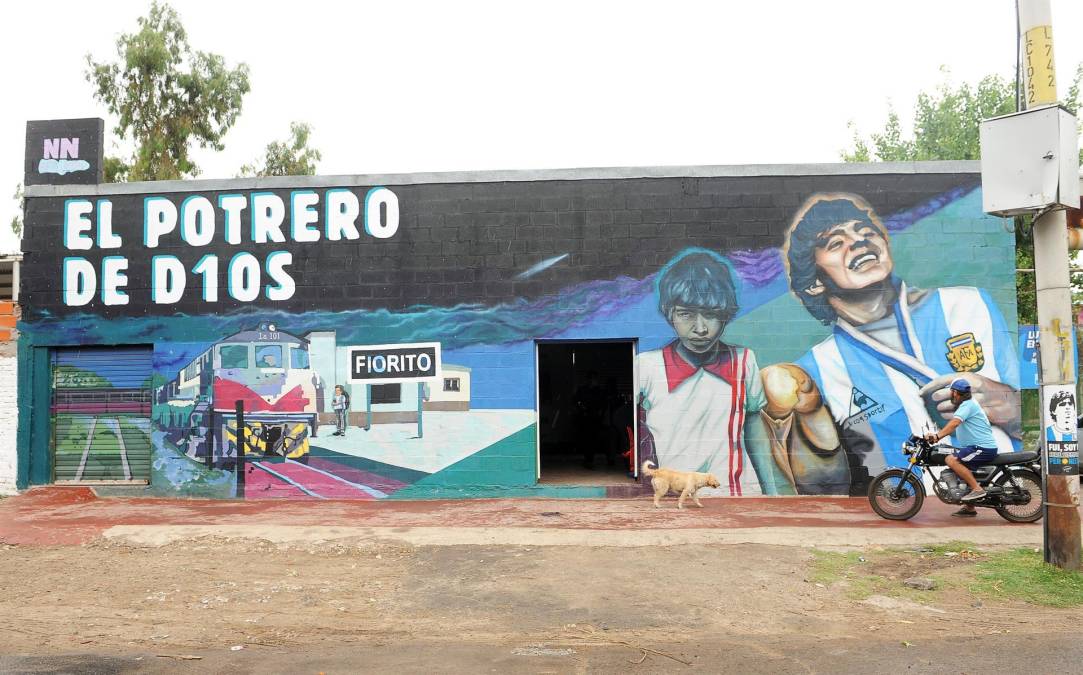 “El potrero de D10S”, en alusión a Maradona, en una de las villas más empobrecidas de la capital argentina.