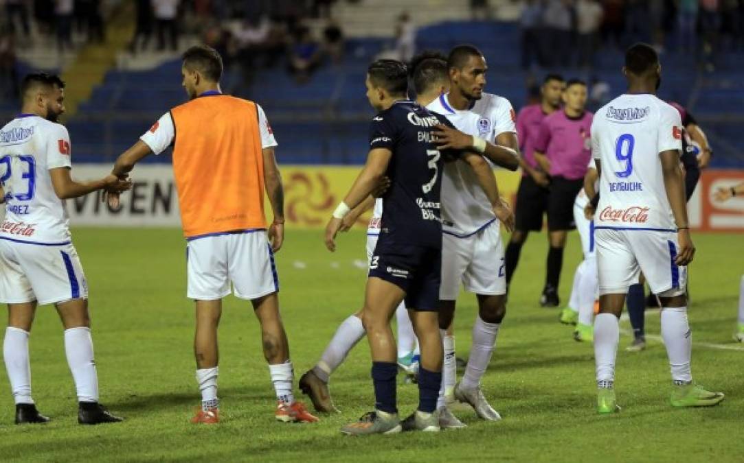 Jerry Bengtson tuvo un buen gesto al final del partido, el delantero del Olimpia consoló al lateral del Motagua, Emilio Izaguirre.