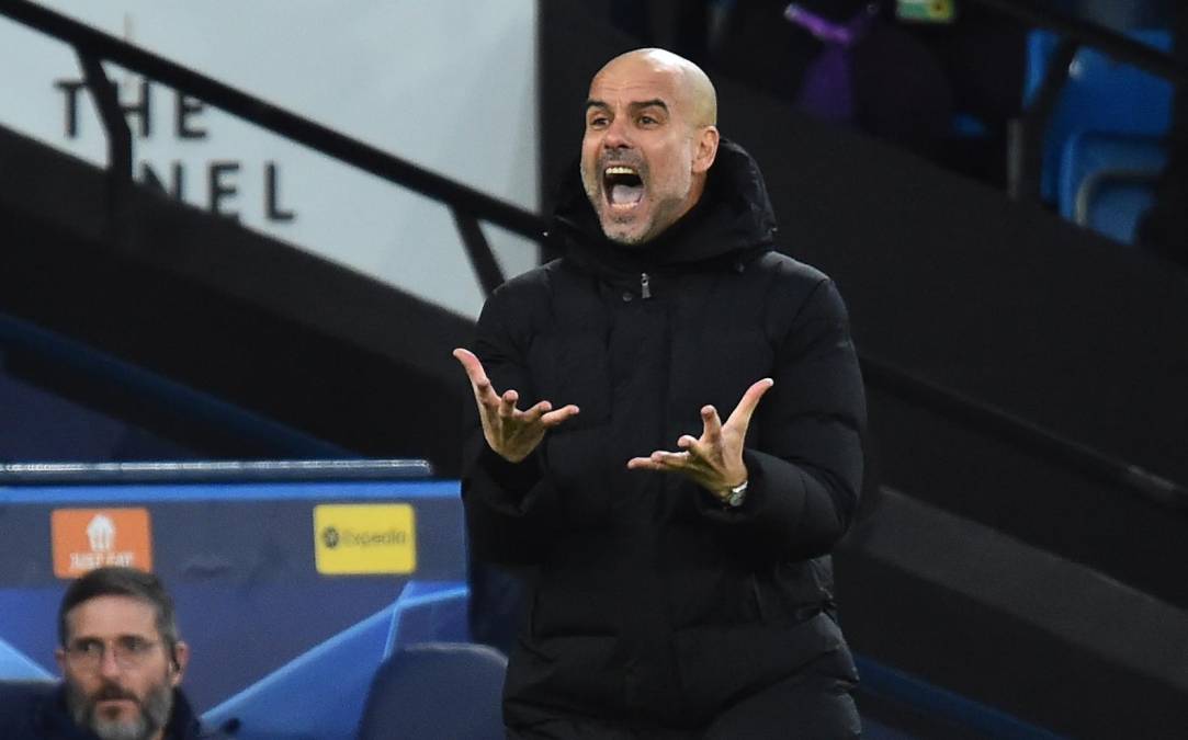  Pep Guardiola se levantó de su asiento tras la falla de Mahrez y le recriminó al argelino por la ocasión que falló.