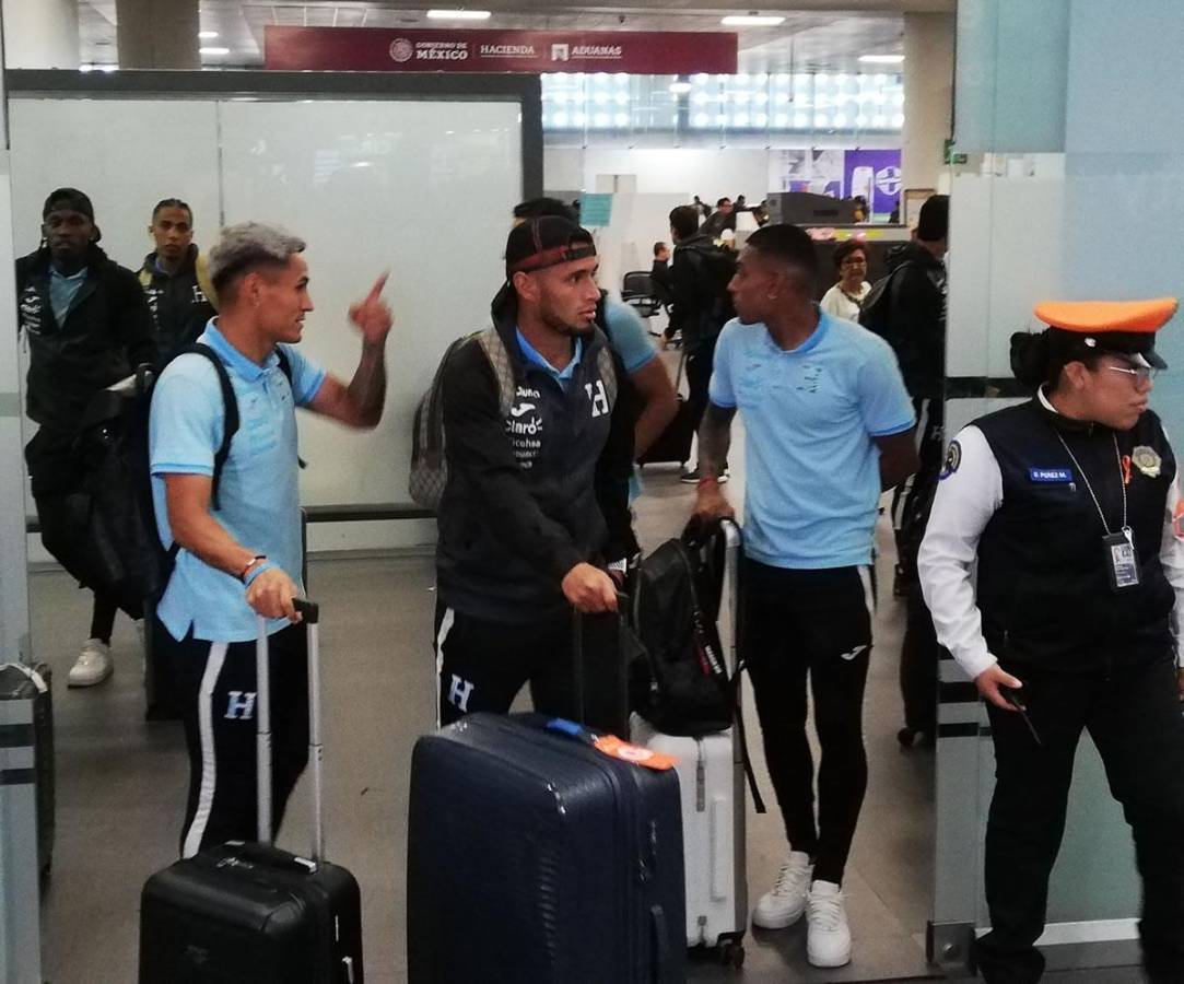 Los jugadores hondureños a su llegada al Aeropuerto Internacional Benito Juárez.