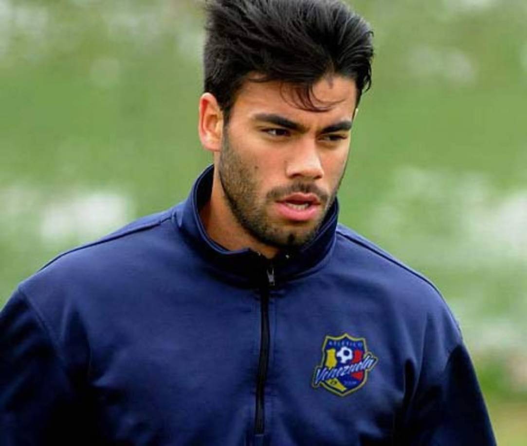 El Olimpia se sigue reforzando y anunció el fichaje del mediocampista uruguayo Leandro Sosa, quien llega procedente del Atlético Venezuela de la primera división del fútbol venezolano.