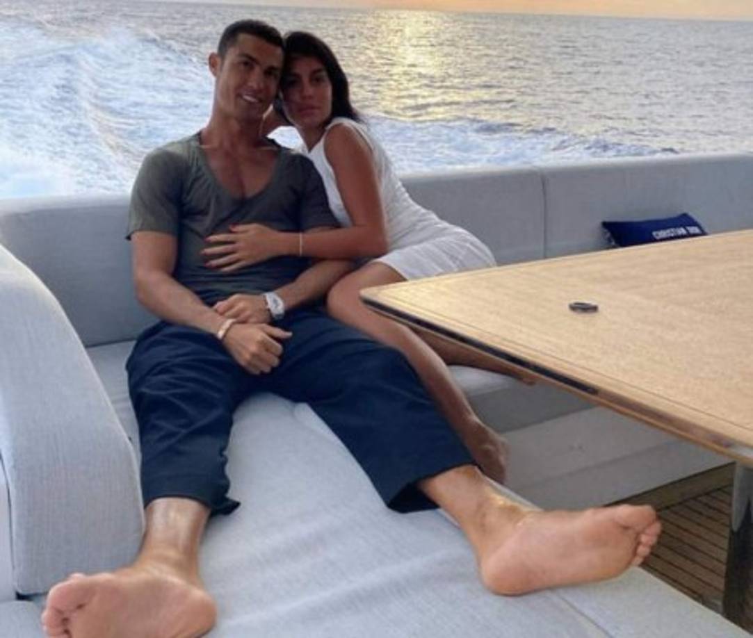 Cristiano Ronaldo y Georgina Rodríguez siguen disfrutando de sus vacaciones en alta mar, ahora en las Islas Baleares, en España.<br/>