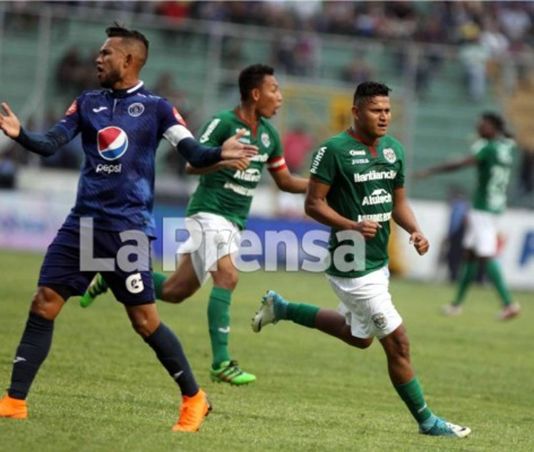 Bryan Martínez corre a celebrar su golazo.