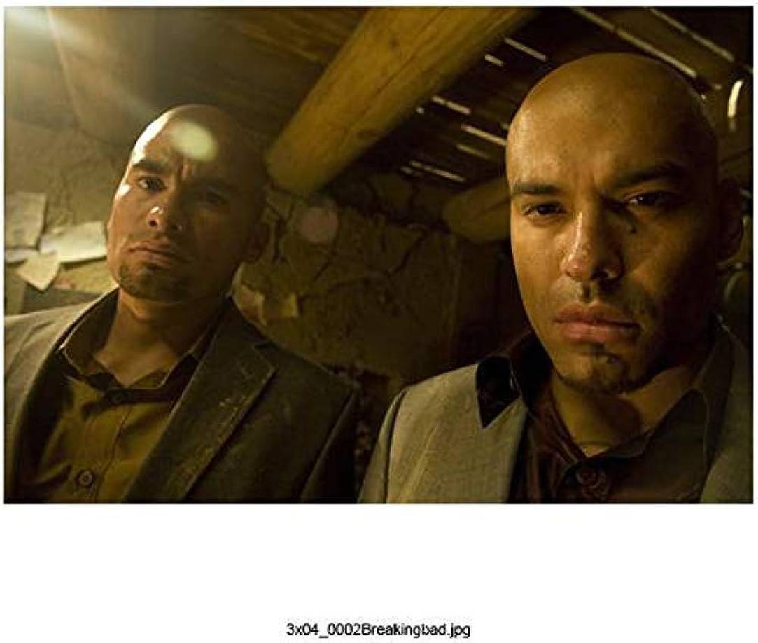 Luis Moncada y Daniel Moncada son actores y hermanos hondureño-estadounidenses conocidos por su papel de “Los primos” Leonel y Marco Salamanca en el drama criminal “Breaking Bad” y su spin-off “Better Call Saul”. Los hermanos son un ejemplo de superación, al llegar ilegales a EUA se unieron a una pandilla, con el fin de evitar el acoso por no saber inglés y por ser indocumentados, hasta que eso los llevó a la cárcel. Al salir, decidieron buscar trabajos dignos. Luis consiguió ser guardaespaldas en Hollywood, hasta que un día Vince Gilligan le ofreció un papel en “Breaking Bad”, sin importar su experiencia en este ámbito, la cual era nula. 