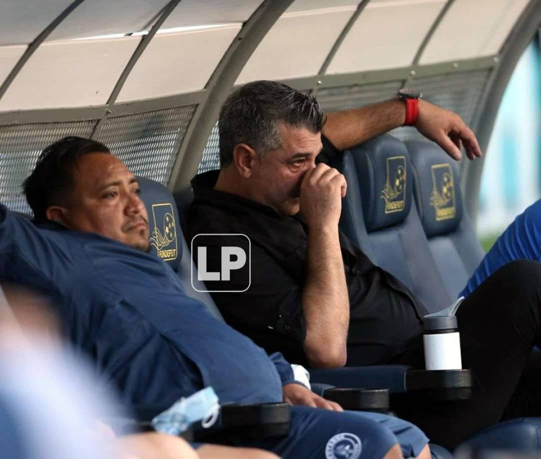 Diego Vázquez no pudo contener las lágrimas en el banquillo.