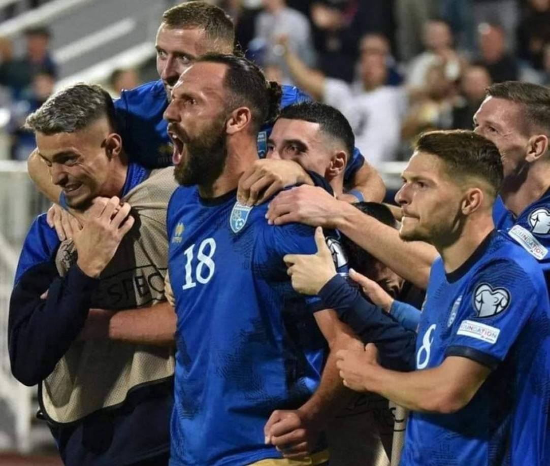 La Selección de Kosovo está segundo en el Grupo 2 de la Zona C de la UEFA Nations League. Acumula tres puntos y aparece detrás del líder Rumania. Vale recordar que el líder de cada grupo asciende a la Zona B. Y el escolta disputará un playoff por el salto de categoría.