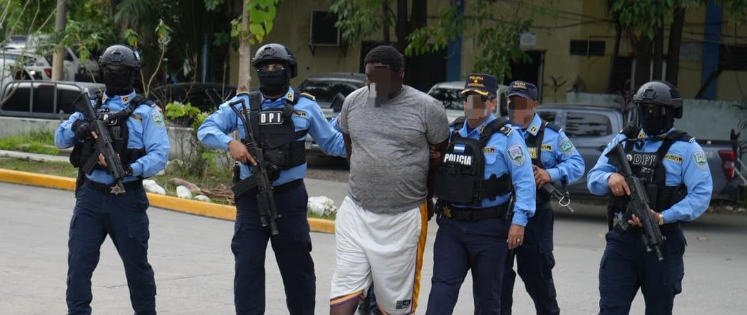 Policía: sicario habría intentado huir del país tras asesinato de Dereck McNeil en Roatán