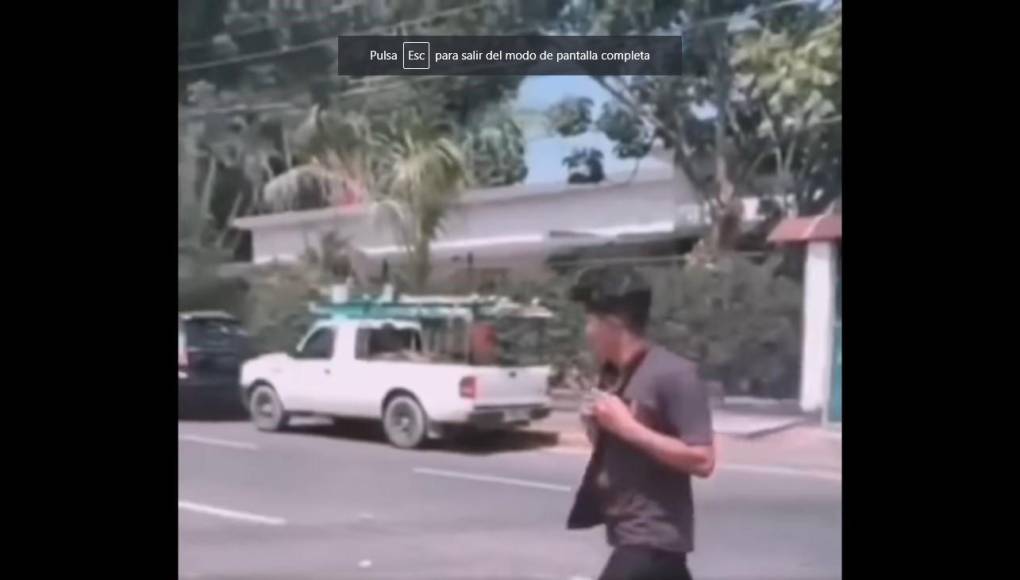 El miércoles 18 de abril, en otro video viralizado se miraba a Cristian en las calles de San Pedro Sula pese a confesar sus delitos.