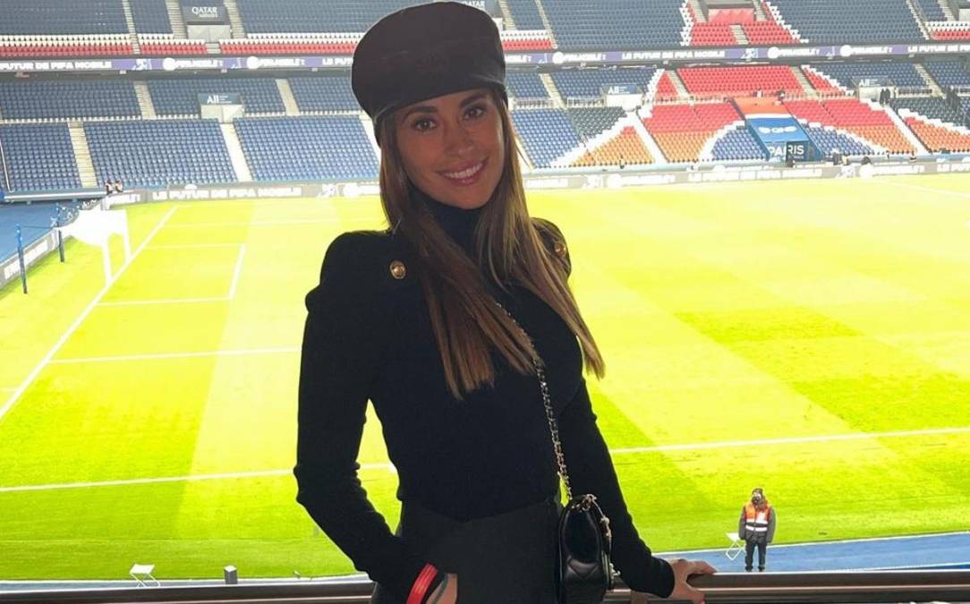 Hace unos días atrás, Antonela Roccuzzo se mostró espléndida en el estadio del Paris Saint Germain para ver jugar a Leo Messi. Ahora la prensa internacional conoció y publicó el automóvil con el que se conduce ella por las calles de Francia.