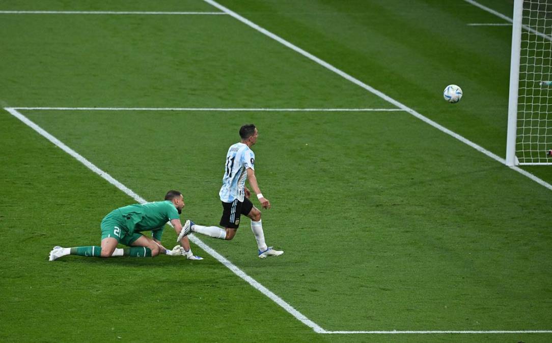 Así definió Ángel Di María ante su excompañero del PSG, Gianluigi Donnarumma, para el 0-2 de Argentina. ¡Qué golazo!