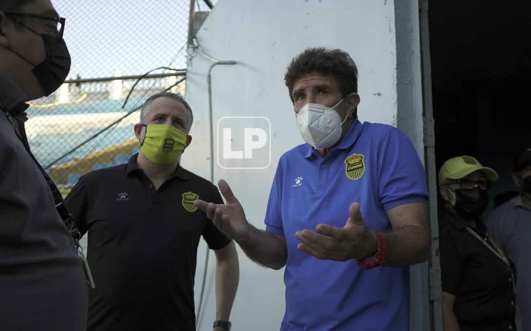 Héctor Vargas estuvo charlando con el presidente del Real España, Elías Burbara, antes del partido.