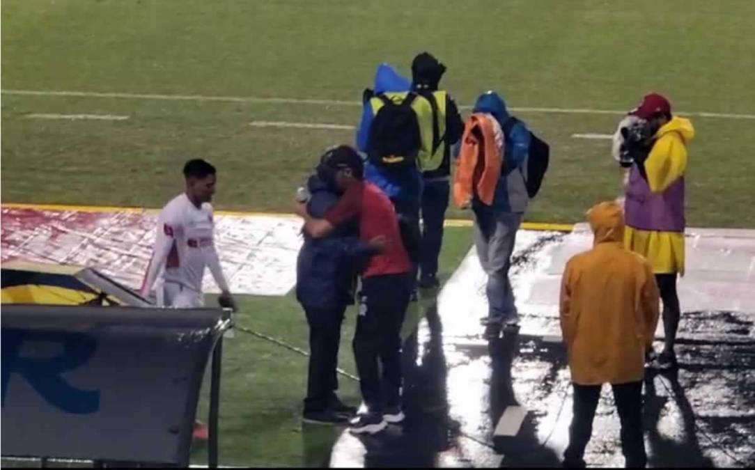 Pedro Troglio, entrenador del Olimpia, saludó con este abrazo a su colega de la UPN, Ramón ‘Primitivo’ Maradiaga, antes del inicio del partido en el estadio Nacional Chelato Uclés.