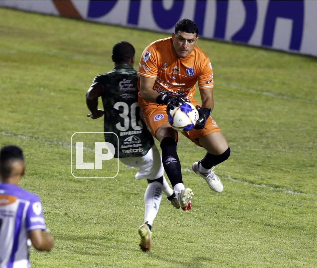 Harold Fonseca se queda con el balón ante el acecho de Edwin Solani Solano.