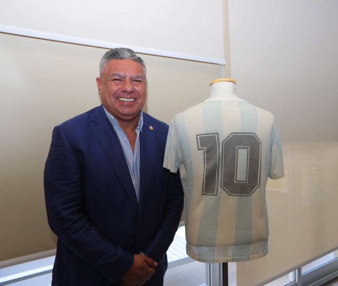 “<b>Viaja con nosotros, está en todos lados</b>. Yo tengo uno en mi casa. Después de esto, <b>me compré un Chucky, duerme conmigo</b>”, indicó el presidente de la AFA.