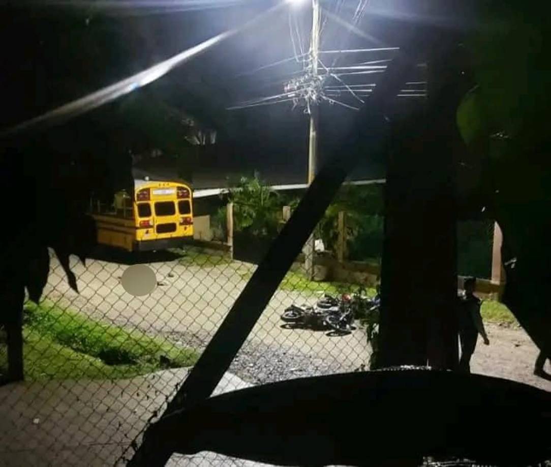 Fueron asesinados mientras se conducían en una motocicleta.