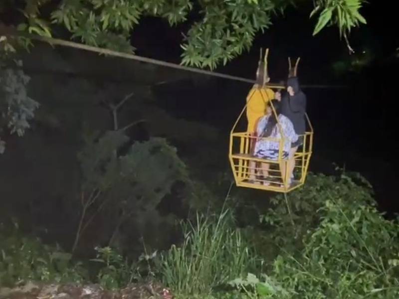 Aldeas de la Cuenca del Cangrejal de La Ceiba siguen incomunicadas desde la tormenta Sara por el derrumbe del vado sobre el río Viejo.