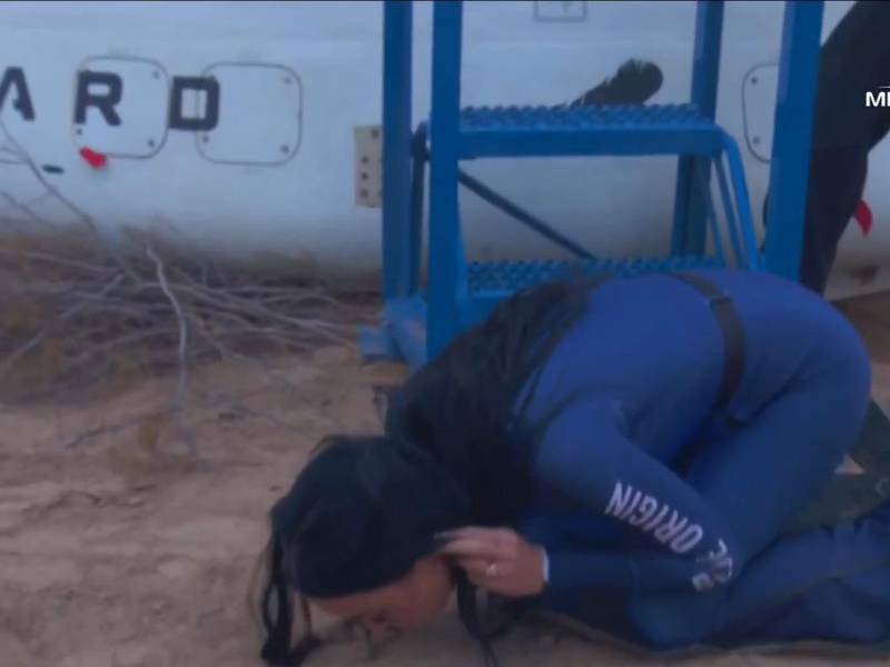 Al bajar de la nave, Katy Perry se arrodilló y le dio un beso al suelo árido del oeste de Texas.