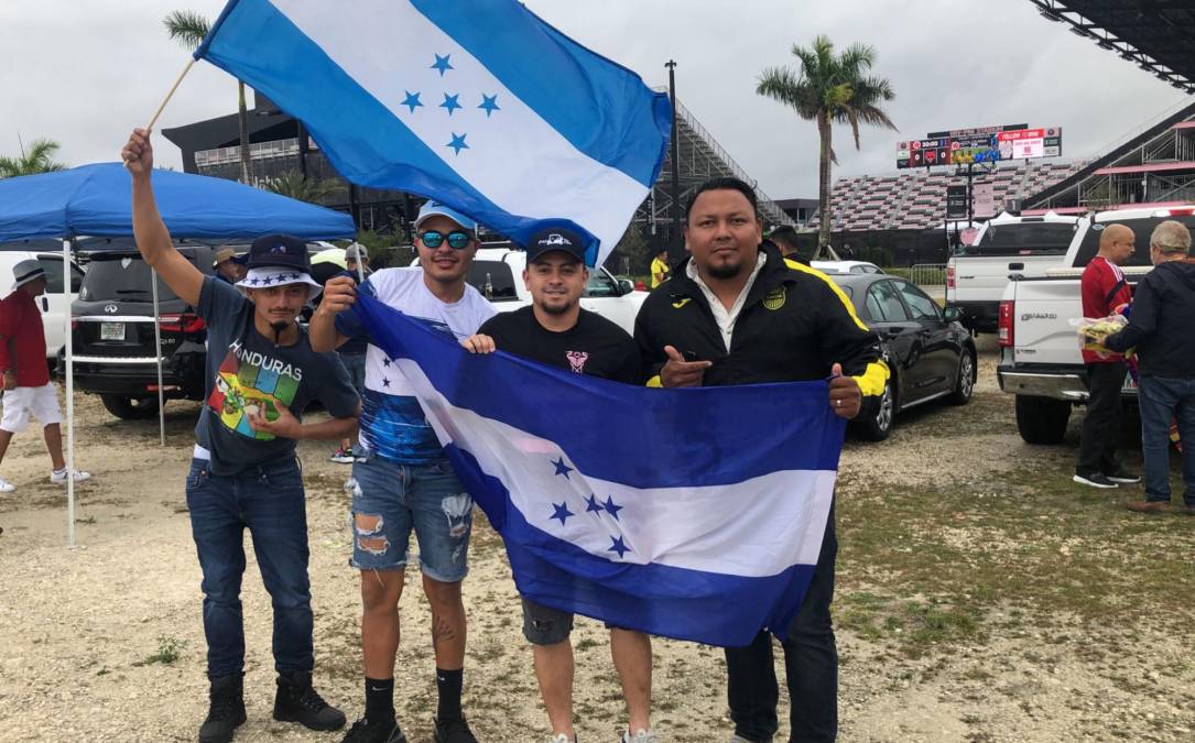 Aficionados hondureños han llegado con la ilusión de ver ganar a la Selección Nacional de Honduras. 