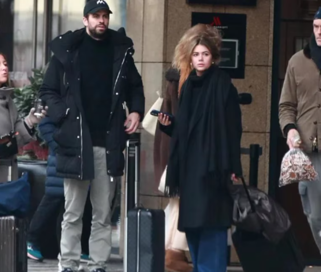 La joven de 22 años se vio de mal humor después de que ambos hubiesen intentado entrar al local y no les atendieron.