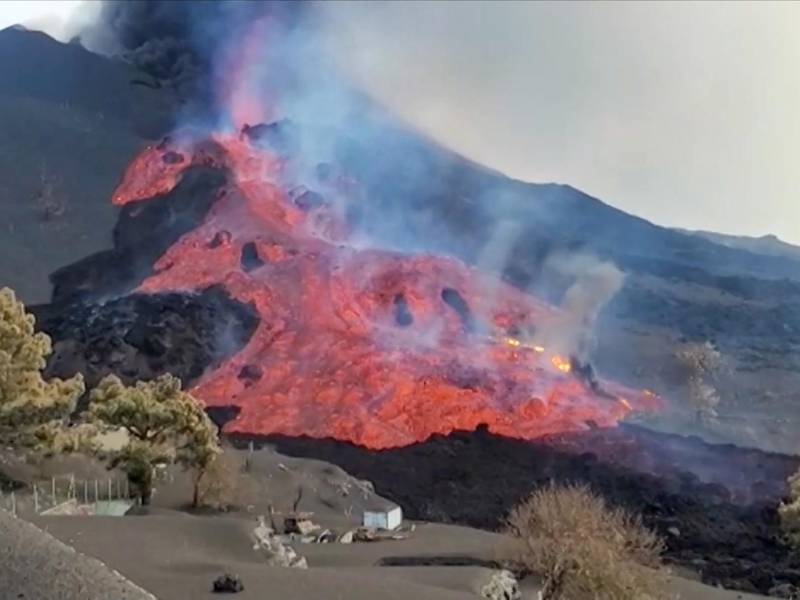 El volcán Cumbre Vieja sigue expulsando ríos de lava que se dirigen hacia el mar.
