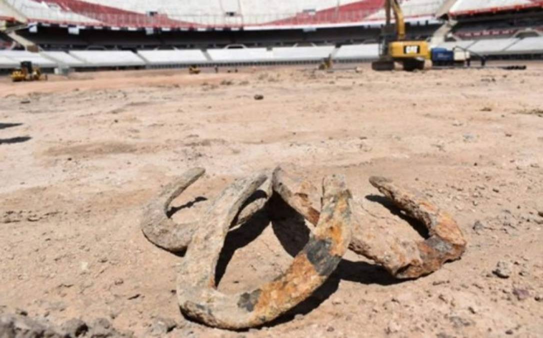 En los trabajos de excavación del Monumental se encontraron tres herraduras del ex Hipódromo Nacional que tienen más de 120 años. Los hinchas querían dejarlas allí por cábala, claro, aunque irán a parar a un Museo.